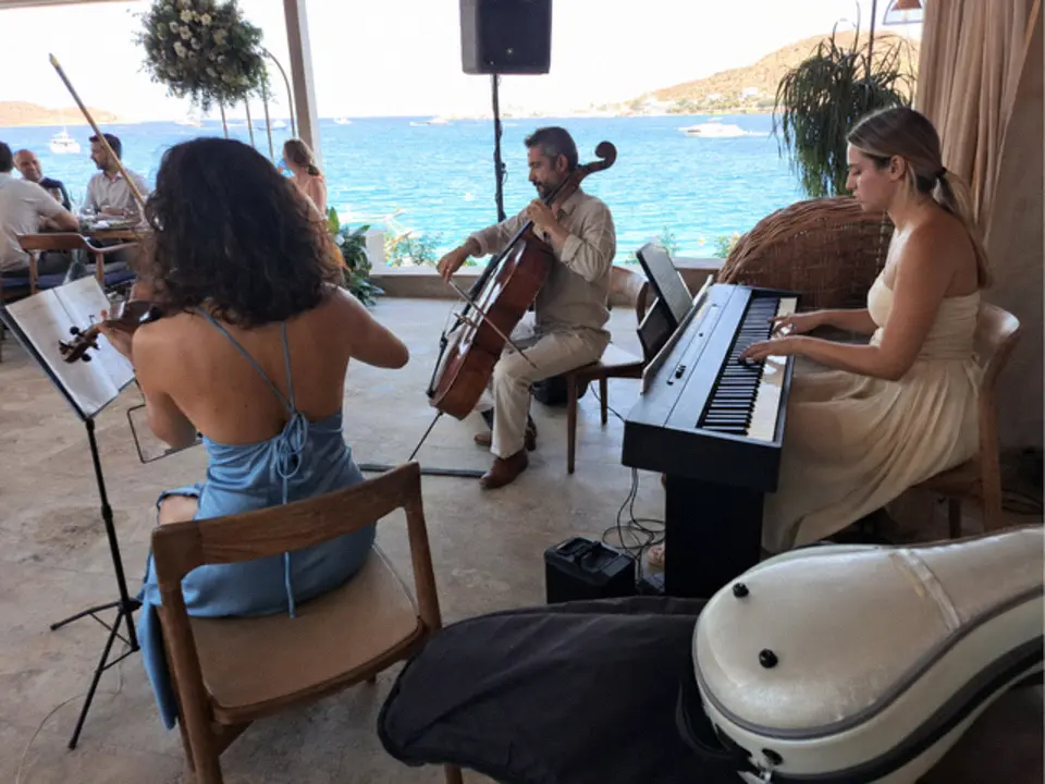 İzmir Esinti Trio – Keman, Saksafon ve Viyolonsel Ekibi