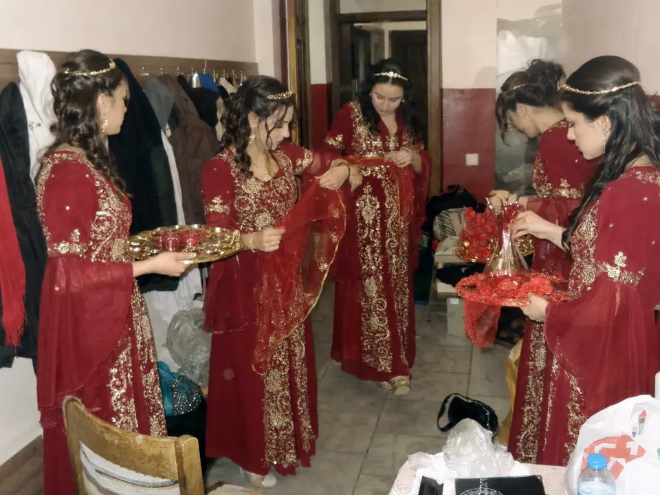 Lâl Kına Nedimeleri – Kına Gecesi Karşılama ve Dans Ekibi