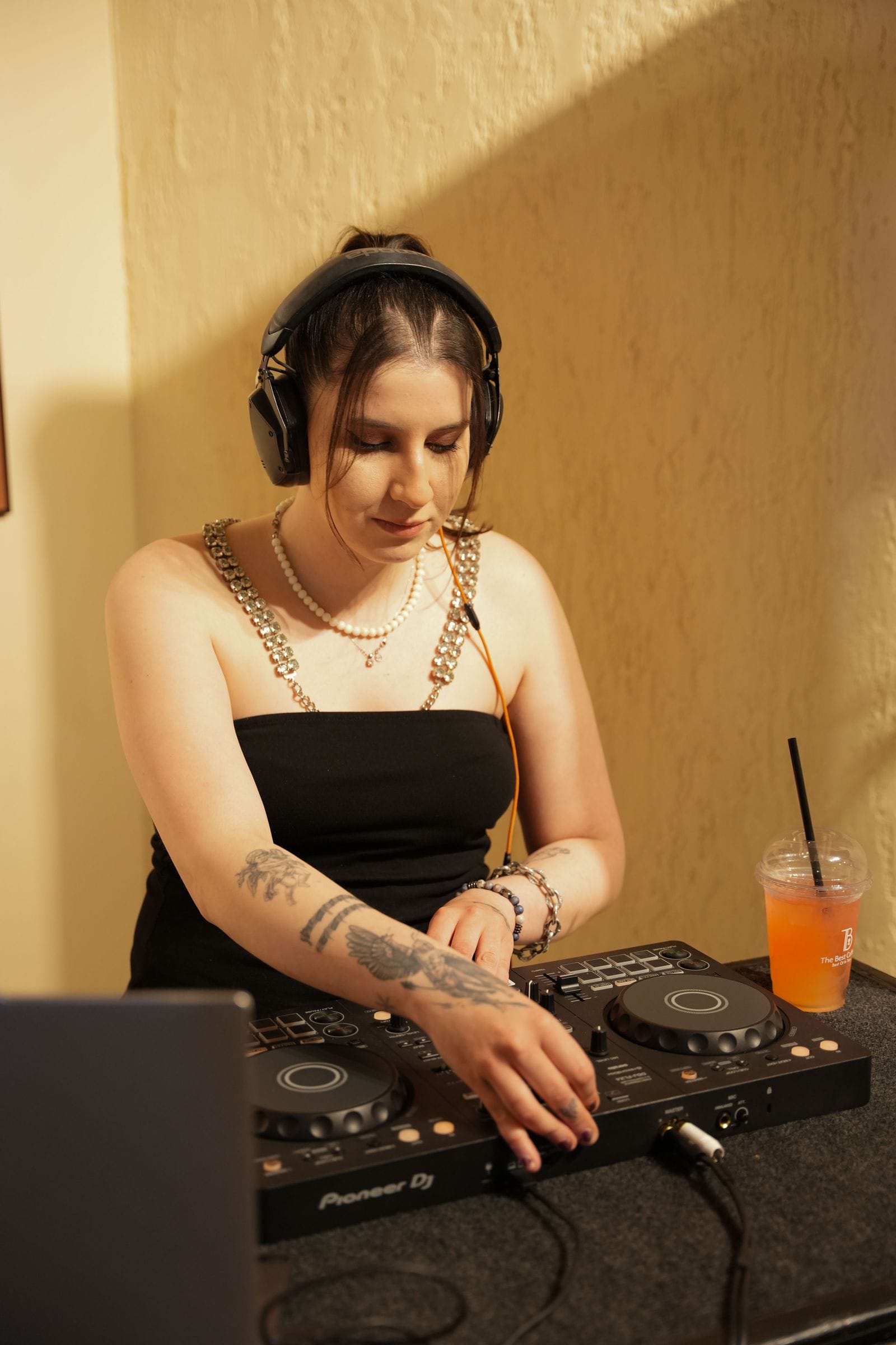 Kapalı Mekan Kadın DJ