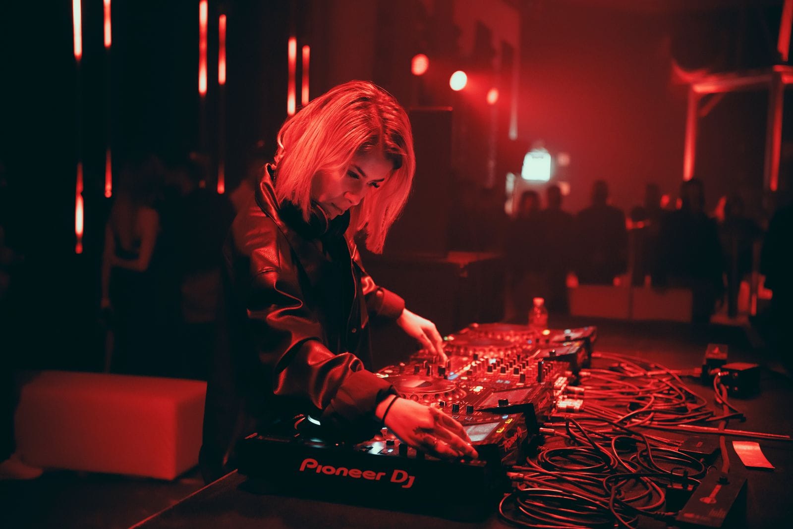Techno Elektronik Bayan DJ